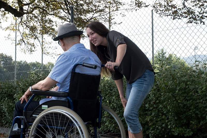 SB Senioren Betreuung GmbH, SB24h, 24-Stunden Betreuung zu Hause, im eigenen Zuhause, 24h Rundum-Betreuung / Personalverleih für Spitäler und Institutionen in Baselland, Basel-Stadt, Aargau, Solothurn, Seniorenbetreuung 24-Stunden, Hilfe bei Demenz, Betreuung, Einkaufsdienste Foto 1